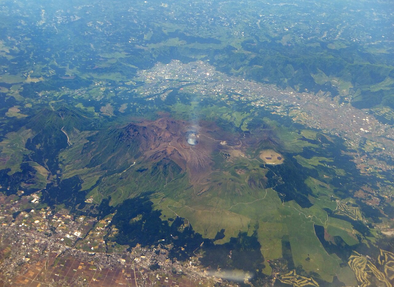 阿蘇山とカルデラの空撮