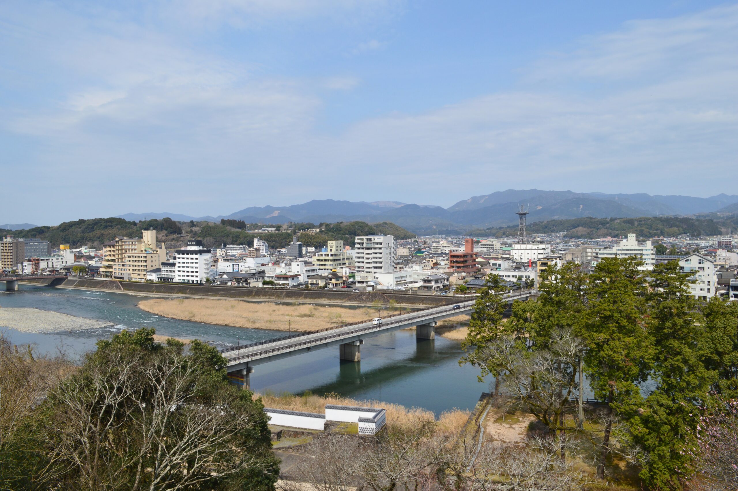 人吉城跡から望む人吉市街地と球磨川